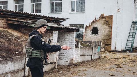 Un soldado ucraniano muestra la guarder�a atacada por los prorrusos.