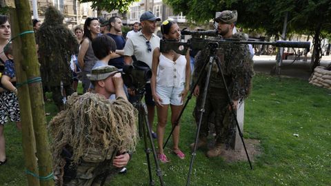 Los visitantes pudieron comprobar de primera mano detalles sobre el material militar