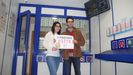 El propietario dela administracin  de loteras nmero 4 de Monforte, Jos Antonio de la Torre, y una empleada, con el letrero del quinto premio que vendieron en el ltimo sorteo de Navidad 