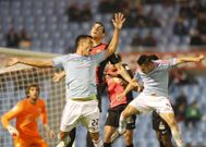 Gustavo Cabral salta para cabecear un bal�n en una jugada a bal�n parado del partido ante el Almer�a. 