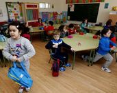 Los alumnos de Infantil de San Miguel, ayer acomod�ndose en su nueva aula de Tremoedo.