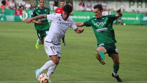 Escobar pugna con el local Joao Dias en una accin del partido de Espiedo