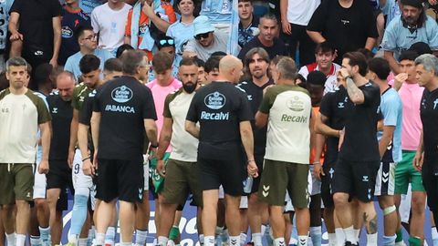 Fredi �lvarez, con sus jugadores y cuerpo t�cnico del Celta Fortuna, tras el empate ante la Ponferradina.