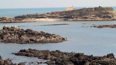 Pedrero de Aramar (Gozn), con la isla del Carmen al fondo