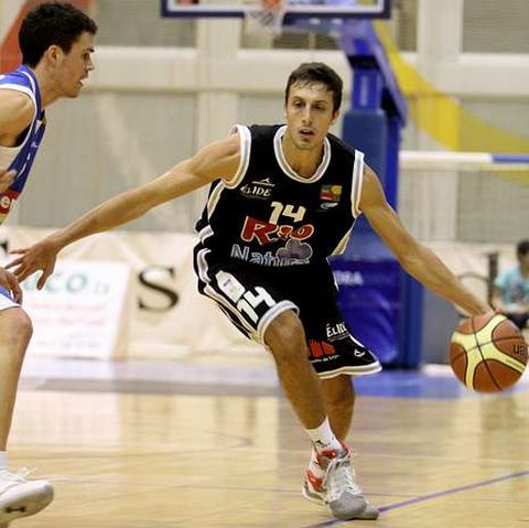 Cobos, ante Dani P�rez en el partido disputado en Andorra.