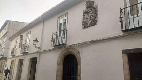 La casa blasonada de Doctor Casares cuenta con dos escudos