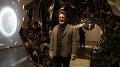Eliasson, ante una de sus obras en el Guggenheim de Bilbao
