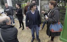 El alcalde, hablando ayer con una vecina a la salida del local de Santa Mari�a.