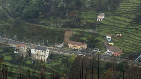 En esta fotograf�a, hecha desde la otra orilla del r�o Cabe se ve que el derrumbe est� justo por encima de la estaci�n de tren de Santo Estevo