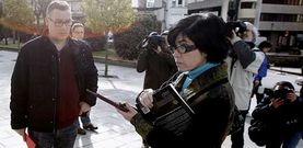 Pilar de Lara, la pasada semana antes de proceder al registro de una caja de seguridad en una entidad bancaria de Lugo.