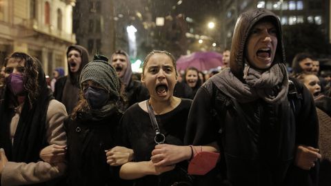 J�venes gritan esl�ganes durante una protesta en Atenas tras el tr�gico accidente ferroviario.