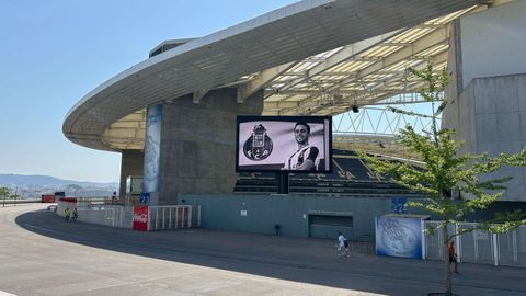 Imagen de Diogo Jota proyectada en el Estádio do Dragão de Oporto tras su muerte en accidente de tráfico.