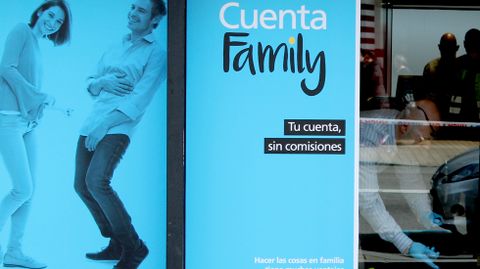 Un efectivo de la polic�a trabaja en el lugar de los hechos tras la conclusi�n del atraco 