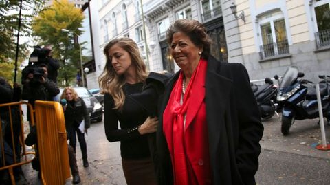 Otra imagen de la llegada de Rita Barber para declarar ante el Tribunal Supremo en calidad de investigada. 