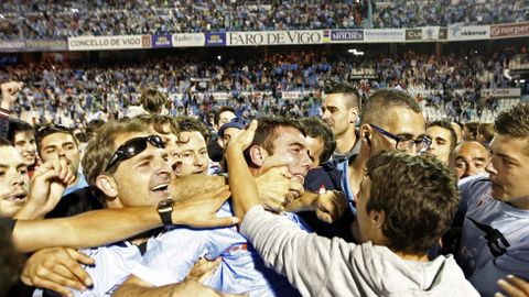 La afici�n, aclamando a Aspas sobre el c�sped de Bala�dos tras conseguir la permanencia en junio del 2013.