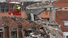 Varios expertos comprueban los da�os ocasionados tras la explosi�n registrada ayer en el n�mero 98 de la madrile�a calle Toledo