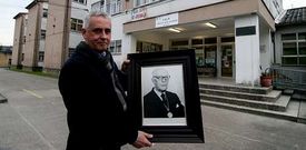 Ignacio posa con la fotograf�a de Vales Villamar�n ante el colegio de Betanzos.