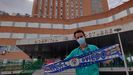 Miguel Sol�s, m�dico en el 12 de Octubre, delante del hospital