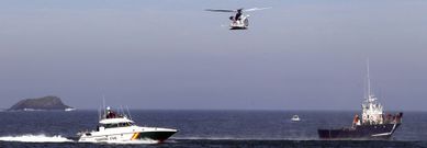 El helic�ptero �Pesca 2�, el �Cabaleiro 1�, la Guardia Civil del Mar y la �Xistral�, de Gardacostas, en el simulacro de ayer en Viveiro. 