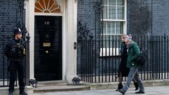 El principal y pol�mico asesor de Johnson, Dominic Cummings, quien contrat� al cesado Andrew Sabisky, llega a Downing Street en una imagen de archivo