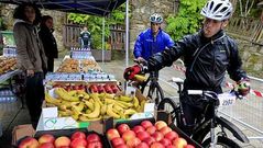 El punto de avituallamiento oficial, instalado en Armenteira, provey� de todo lo necesario a los ciclistas.