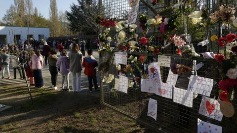 O patio do Ra��a Fabiola amenceu onte con ducias de flores e mensaxes de agarimo a Marisol Su�rez, a conserxe do centro, falecida o s�bado