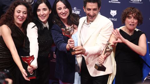 Sandra Hermida, primera por la izquierda