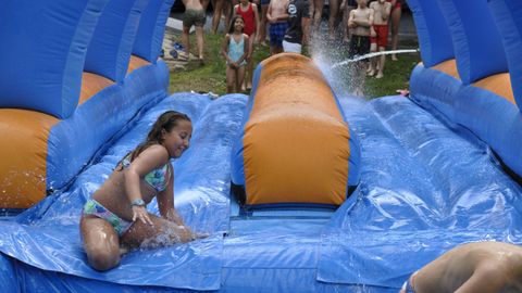 Hinchables de agua en la fiesta de clausura del campamento tecnol�gico en La Molinera.