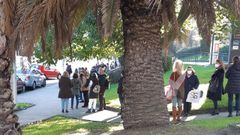 Usuarios de la l�nea A Coru�a-Ferrol mostraron su malestar por las colas que se forman a las 15.30 en Alfonso Molina. �La mejora es en vez de hacer colas en la estaci�n es hacerla a la intemperie�, indic� una usuaria.