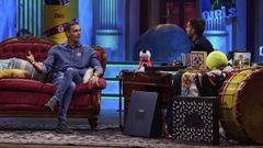 S�nchez y Broncano, anoche, con la caja de galletas en forma de perro que el presidente llev� de regalo.