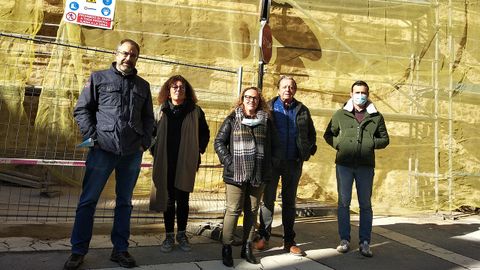 Parte del equipo de restauracin de la muralla medieval de Oviedo. De izquierda a derecha, Alejandro Garca, Araceli Rojo, Patricia Surez, Jos Ramn Fernndez Molina (director) y Carlos Gmez Len