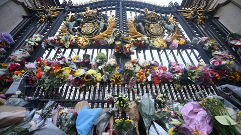 La puerta del palacio de Buckingham, engalanada por miles de flores en homenaje a Isabel II.