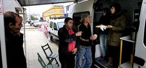 Los usuarios reciben ayuda en la calle, con sol o lluvia, fr�o o calor, tras cerrar el Concello la sede de Elduayen en agosto.
