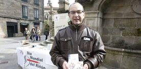 Carlos G�ndara, ayer en la plaza de A Peregrina, donde la asociaci�n Alcer instal� una mesa informativa en el D�a del Ri��n. 