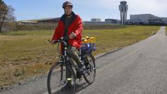 Juan Carlos Ma�oso, vecino de Santiago desde 1992, acude en bici a su puesto en la oficina meteorol�gica del aeropuerto. �Empec� por razones f�sicas y de medio ambiente�, apunta en el carril para ciclistas que parte de la terminal. �Si no fuera por mi mujer, vend�a el coche�, sostiene