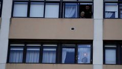 La mujer, sujetando la ventana porque tem�a que cayese a la calle