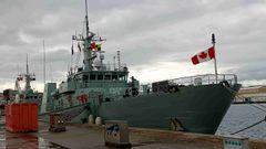 En la fotograf�a, uno de los dos barcos atracados en el Arsenal.