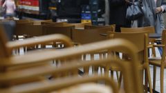 Sillas apiladas en una terraza de Ourense.