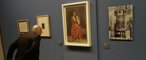 Un espectador en la exposici�n sobre el Picasso coru��s en Belas Artes. 