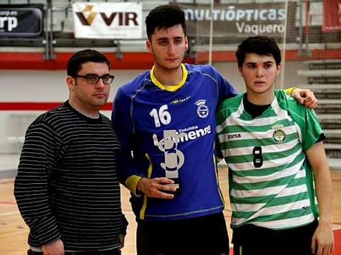 Xo�n, elegido mejor portero, y Rom�n, reciben el trofeo de segundos.