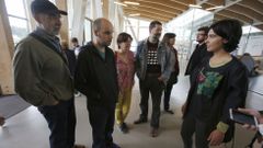 La edila Claudia Delso (derecha) hablando con los vecinos que acudieron al �gora 