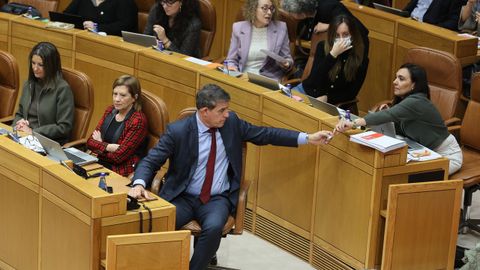 Besteiro, este mi&eacute;rcoles en el Parlamento, recibiendo un caramelo de la diputada Carmen Rodr&iacute;guez Dacosta.