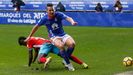 Saul Berjon Real Oviedo Carlos Tartiere Horizontal.Saul pelea por un balon frente al Lugo