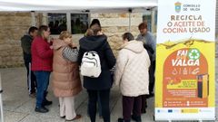 Imagen de la jornada de concienciacin sobre la necesidad de reciclaje de residuos textiles, aceite de cocina y residuos orgnicos para compost en Valga.