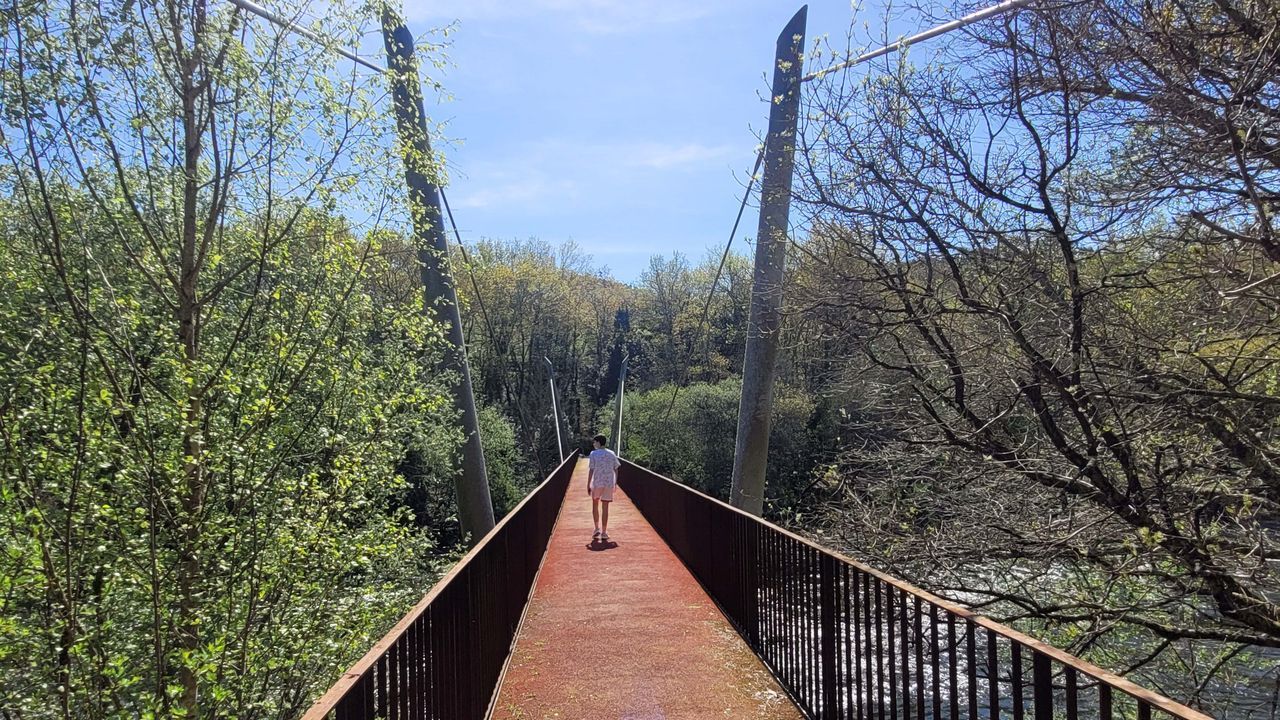 La magia de Ximonde anima a explorar su puente colgante sobre el Ulla y