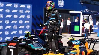 Lando Norris, de pie sobre su monoplaza tras lograr la pole en Madring.