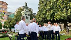 Imagen del tributo floral que se le hizo recientemente a Xo�n Montes, en la Praza Maior de Lugo.