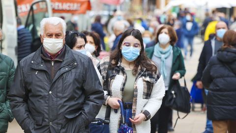 Primer da sin mascarillas en la calle en Carballo