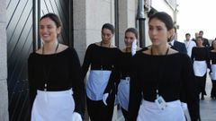 A la casa familiar de la D�rsena ya ha llegado parte del personal que se va a ocupar de servir el c�ctel posterior al enlace, que va a oficiar el notario Francisco Manuel Ord��ez, amigo personal de la familia.