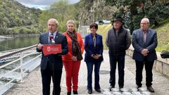 Jos� Tom�, a la izquierda, abri� la nueva temporada de las rutas tur�sticas fluviales en el embarcadero de Ponte do Sil, en Monforte